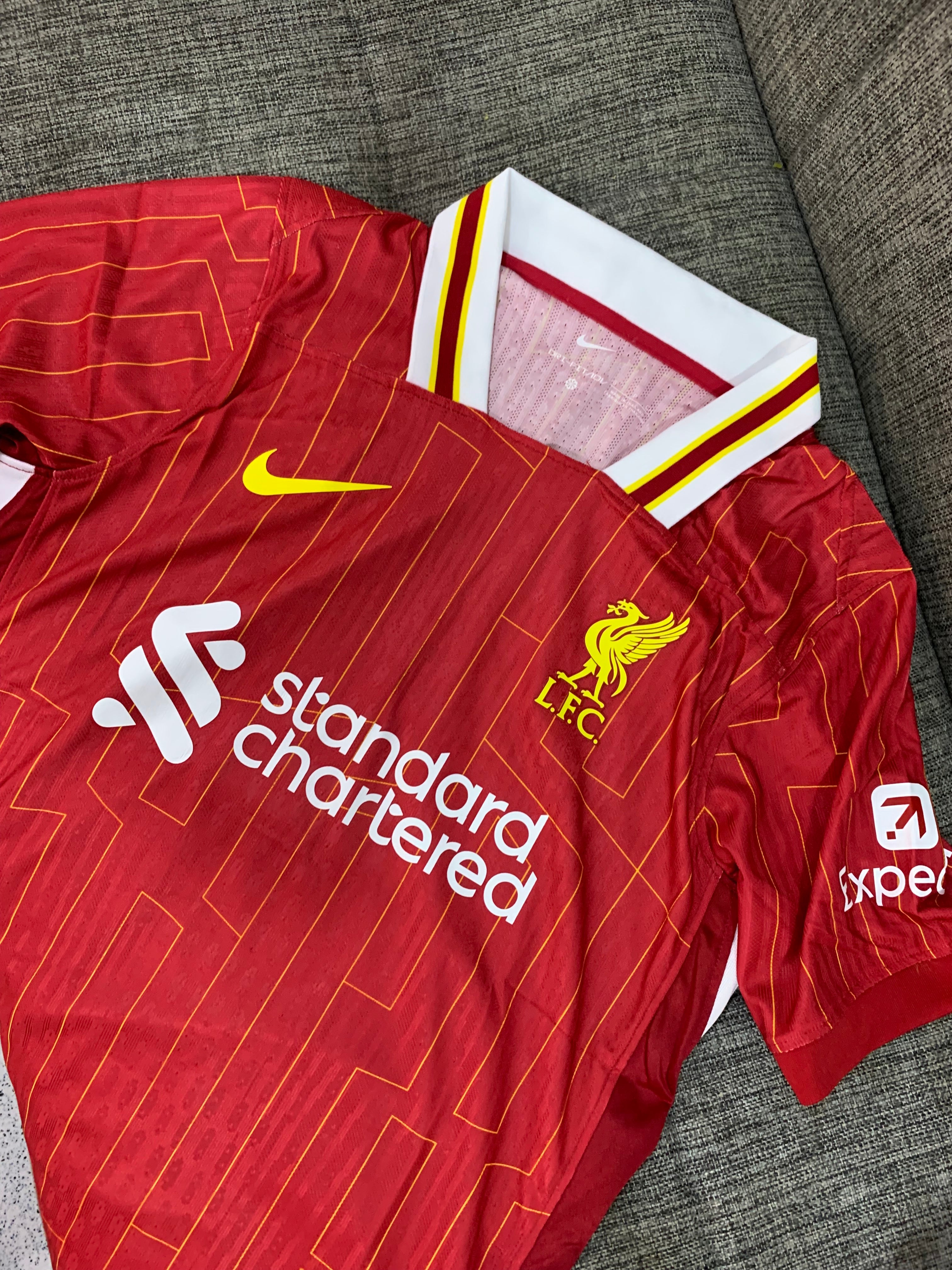 تيشيرت ليفربول الاساسي 2025 نسخه لاعب