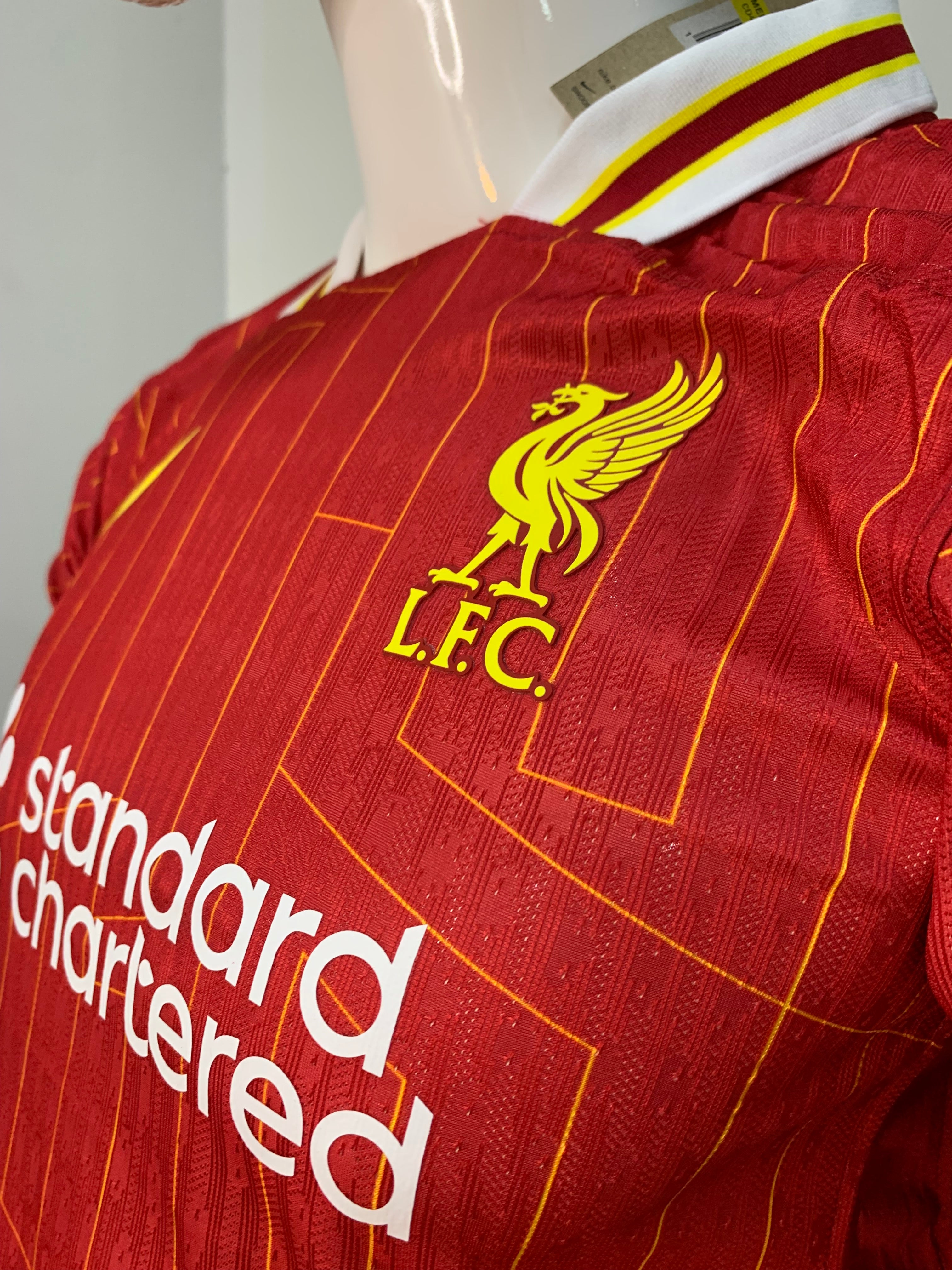 تيشيرت ليفربول الاساسي 2025 نسخه لاعب